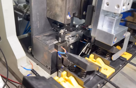 Automatische Crimpmaschine für Steckereinsätze
